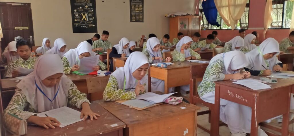 Murid sekolah mengerjakan soal ujian
