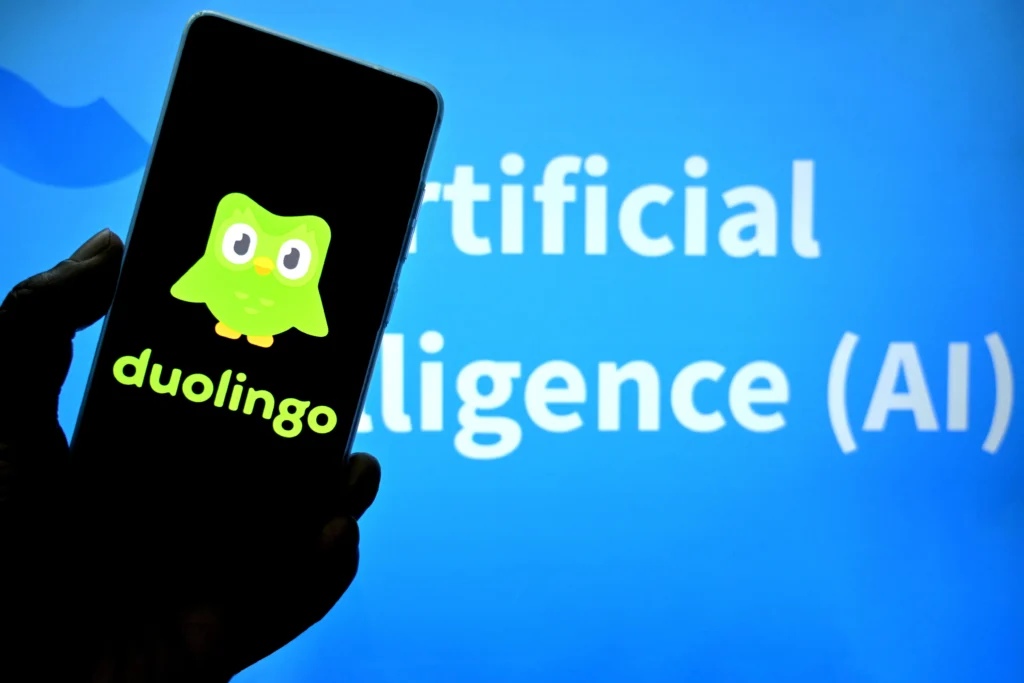Logo aplikasi Duolingo berbentuk burung hijau sebagai platform belajar bahasa Inggris.